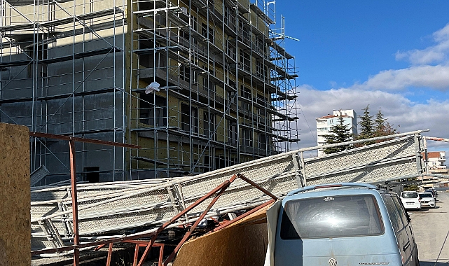 Kayseri'de inşaat iskelesi çöktü: 1'i ağır 3 yaralı
