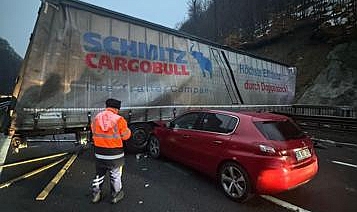 Makaslama yapıp, yolu kapatan TIR'a otomobil çarptı