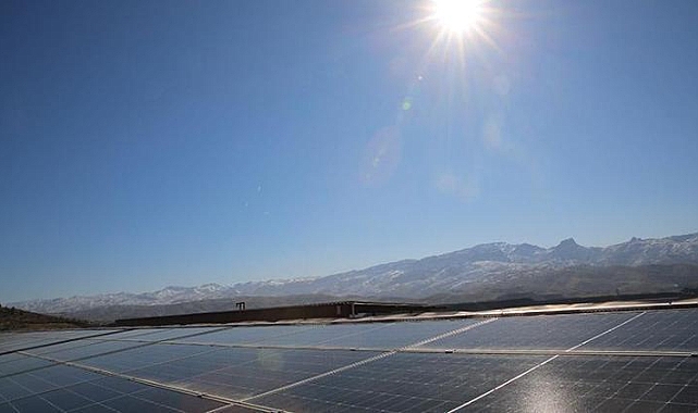 Öğrencilerin çatıya kurduğu 495 panelle fakültenin elektrik ihtiyacı karşılanıyor