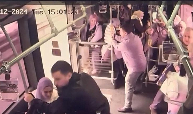 Rögar kapağı metrobüsün camını kırmıştı; yolcunun düştüğü anlar kamerada