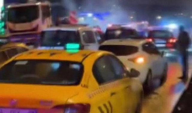 Üsküdar'da denetimden kaçan çakarlı otomobil polis araçlarına çarparak durduruldu