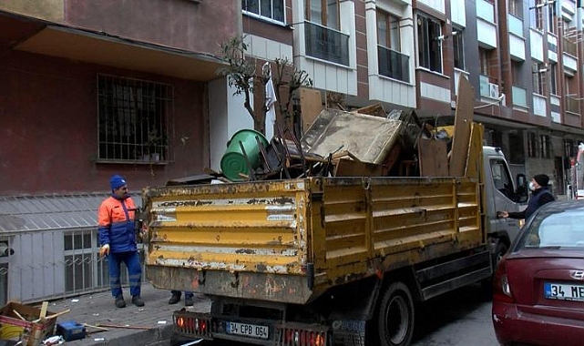 Esenler'de 10 yıldır çöp toplayan adamın evinden 5 ton çöp çıkartıldı