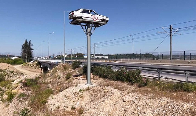 Metrelerce yüksekteki hurda araçla kazalara dikkat çekiliyor