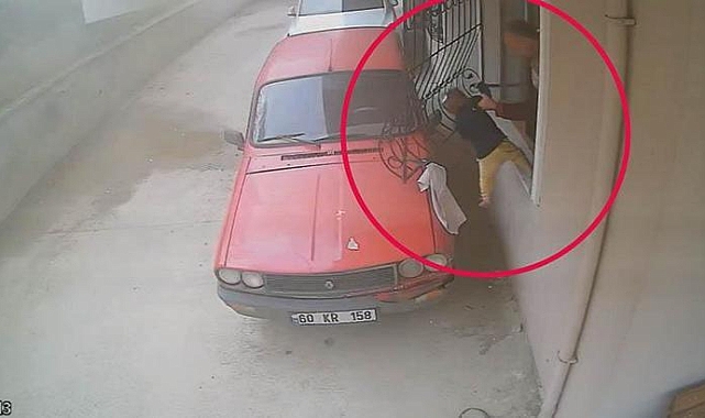 Yangında polisler tarafından kurtarılan 2 çocuk koruma altına alındı