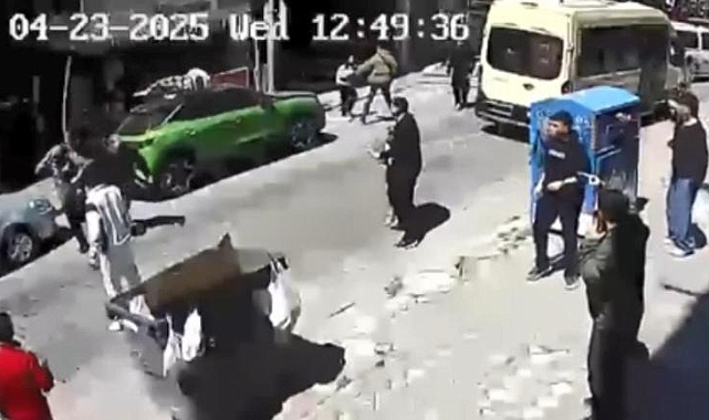 Zeytinburnu'nda deprem anında arabanın üstüne atladı: 'Çok korktum, hiçbir şey hatırlamıyorum'