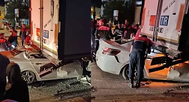 Feci kaza otomobil tıra çarptı 2 ölü