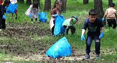 Miniklerden çevre dersi doğayı temizlediler 