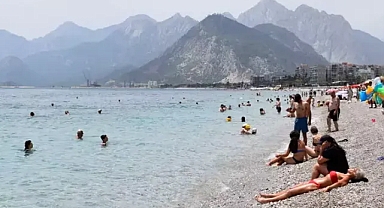 Sıcak hava konyaaltı sahilini hareketlendirdi vatandaşlar serinliğe koştu 