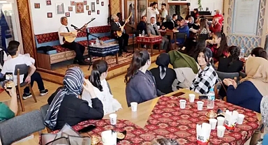 Halk ozanları eşliğinde mezuniyet coşkusu