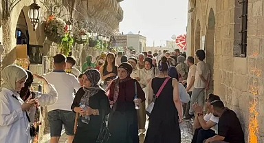 40 derecenin üzerindeki sıcağa rağmen midyat'a turist akını