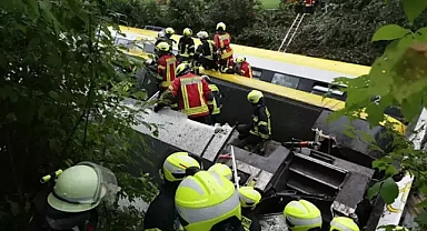 Almanya'da yolcu treni kaza yaptı 3 ölü 41 yaralı
