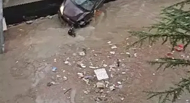 Ankara'da sağanak sele dönüştü evin duvarı yıkıldı 