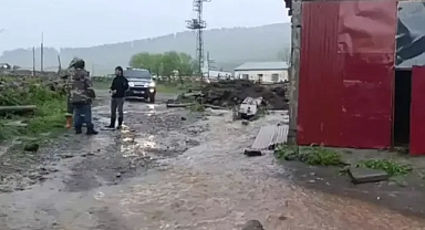Ardahan göle 'de saganak sonrası sel köy evlerini su bastı 