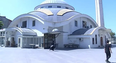 Bağcılar'da camide muslukları ayakla kırıp çalan şüpheli güvenlik kamerasında 