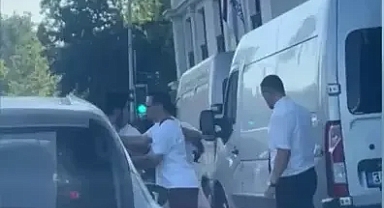 Beyoğlu'nda şok olay kadın yolcu taksiciye saldırdı 