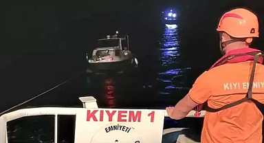 Boğaz'da panik sürüklenen tekne emniyete alındı 