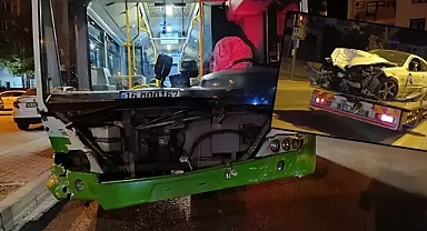 Bursa'da trafik kazası otomobil ve halk otobüsü çarpıştı 