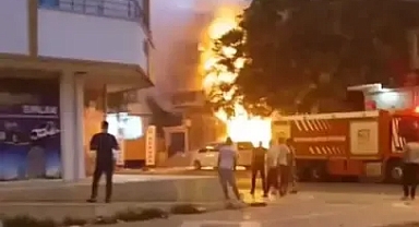 Düğün malzemeleri satan iş yerindeki yangında havai fişekler patladı 