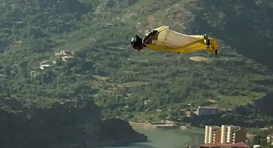 Gökyüzünde adrenalin 220 km hızla wingsuit atlayışı 