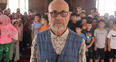 Gönüllü cami temizleyicisine miniklerden alkış ve çiçek 