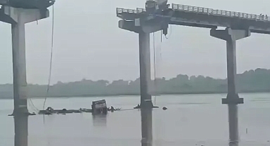 Hindistan da köprü çöktü 9 kişi hayatını kaybetti