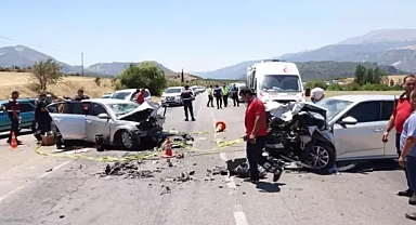 Isparta konya kara yolunda iki otomobil kafa kafaya çarpıştı 9 yaralı 1 ölü 