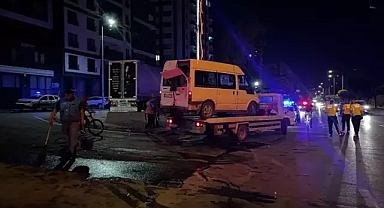 Otomobil ile minibüs çarpıştı 9 kişi yaralı 