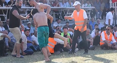 Rakibini karıştırınca er meydanı karıştı hakem müdahale etti 