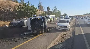 Şanlıurfa da servis minibüsü ile otomobil kaza yaptı 13 kişi yaralandı 