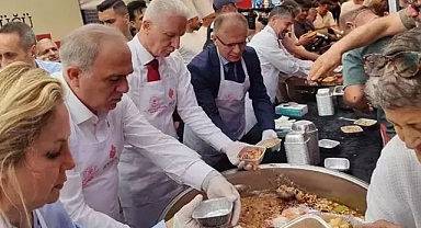 Tarihi mısır çarşısı nda 20 bin kişilik aşure ikramı 