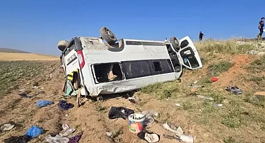 Tarlaya giden minibüs devrildi 15 işçi hastaneye kaldırıldı 