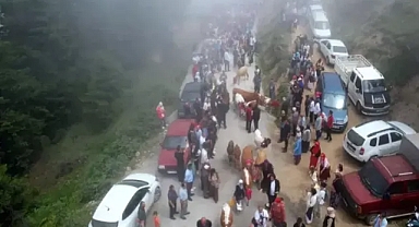 Trabzon da renkli yayla göçü süslü hayvanlar ve yöresel kıyafetler göz kamaştırdı 