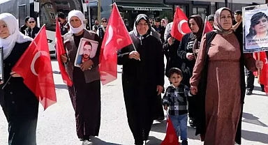 Aileler, Ellerinde Türk Bayrakları ve Çocuklarının Fotoğrafları ile DEM Parti İl Binasına Kadar Yürüdü