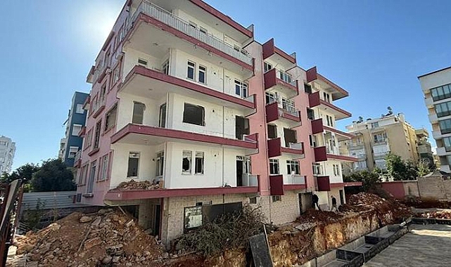 4 katlı metruk binada yangın çıktı; 1 erkek cesedi bulundu