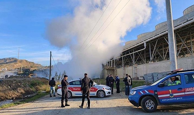 Aydın'da sıcak su boru hattı patladı; yol trafiğe kapandı