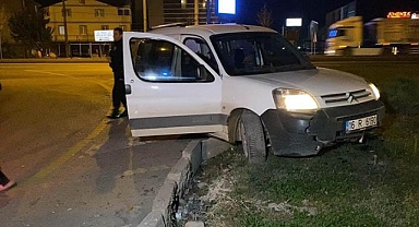 Direksiyonuna geçtiği hafif ticari araçla polisten kaçan çocuk, kaza yapınca yakalandı