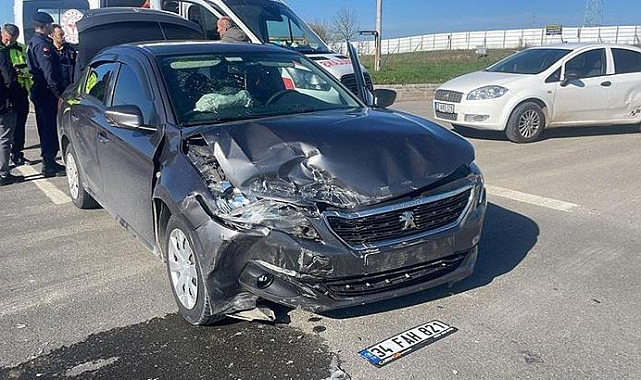 Edirne'de iki otomobil kavşakta çarpıştı: 8 yaralı