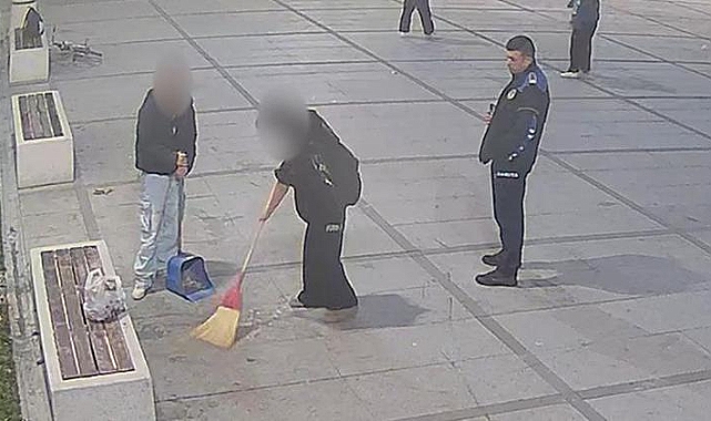 Kirlettikleri parkı, süpürge ve küreklerle temizlediler