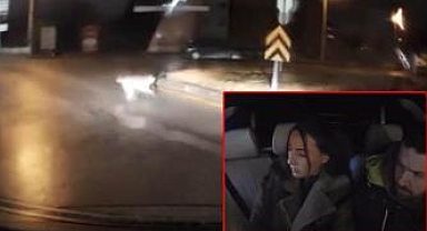 Köpeklerin kovaladığı kişiyi aracına alarak kurtardı