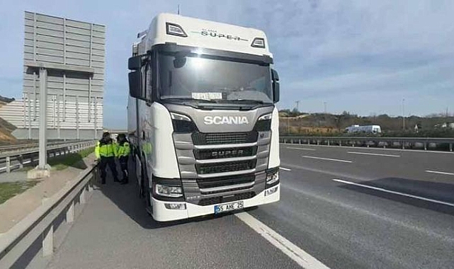 Kuzey Marmara Otoyolu’nda 2 kamyon ve 1 TIR zincirleme kazaya karıştı