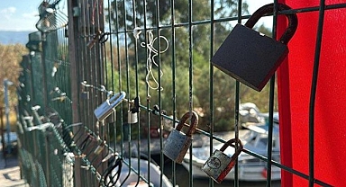 NASA'nın paylaştığı azmakta köprü çitleri, dilek eşyalarıyla doldu