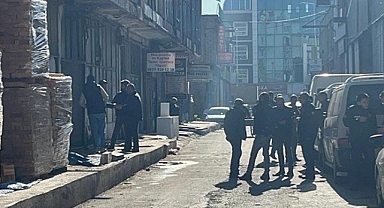 Tartıştığı babasını bıçaklayarak öldürdü; işletmenin çatısında yakalandı