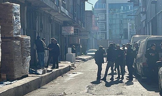 Tartıştığı babasını bıçaklayarak öldürdü; işletmenin çatısında yakalandı