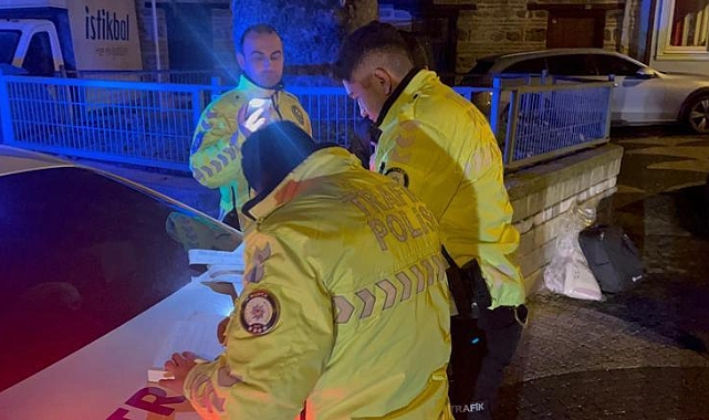 Alkollü sürücü 'Bana 50 santimden fazla yaklaşmayın, herkesi ararım' deyip polislere direndi