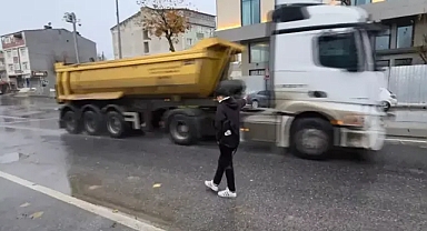 Arnavutköy'de öğrenciler otostopta: Okul çıkışı otobüs istiyoruz