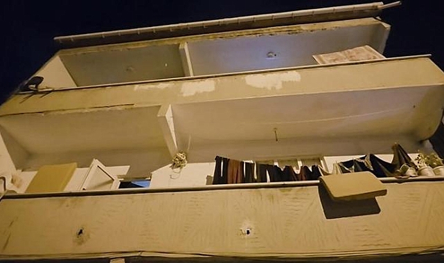 Arnavutköy'de silah zoruyla girdikleri evde 4 yaşındaki çocuk ile annesini darbederek, ziynet eşyalarını gasbettiler