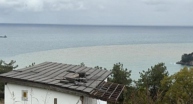 Bartın Irmağı'nın döküldüğü noktada denizin rengi kahverengiye döndü