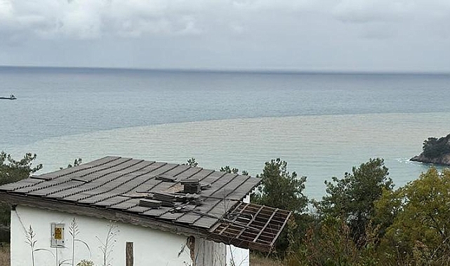 Bartın Irmağı'nın döküldüğü noktada denizin rengi kahverengiye döndü