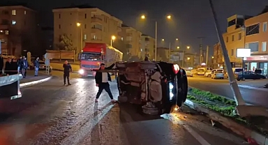 Bursa'da direğe çarpıp 3 kişiyi yaralayan sürücü kameralara yansıdı
