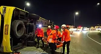 Endonezya'da kontrolden çıkan yolcu otobüsü bariyere çarptı: 7 ölü